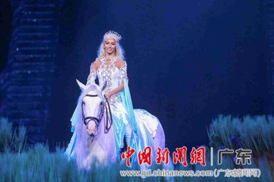 逃离残破的船只